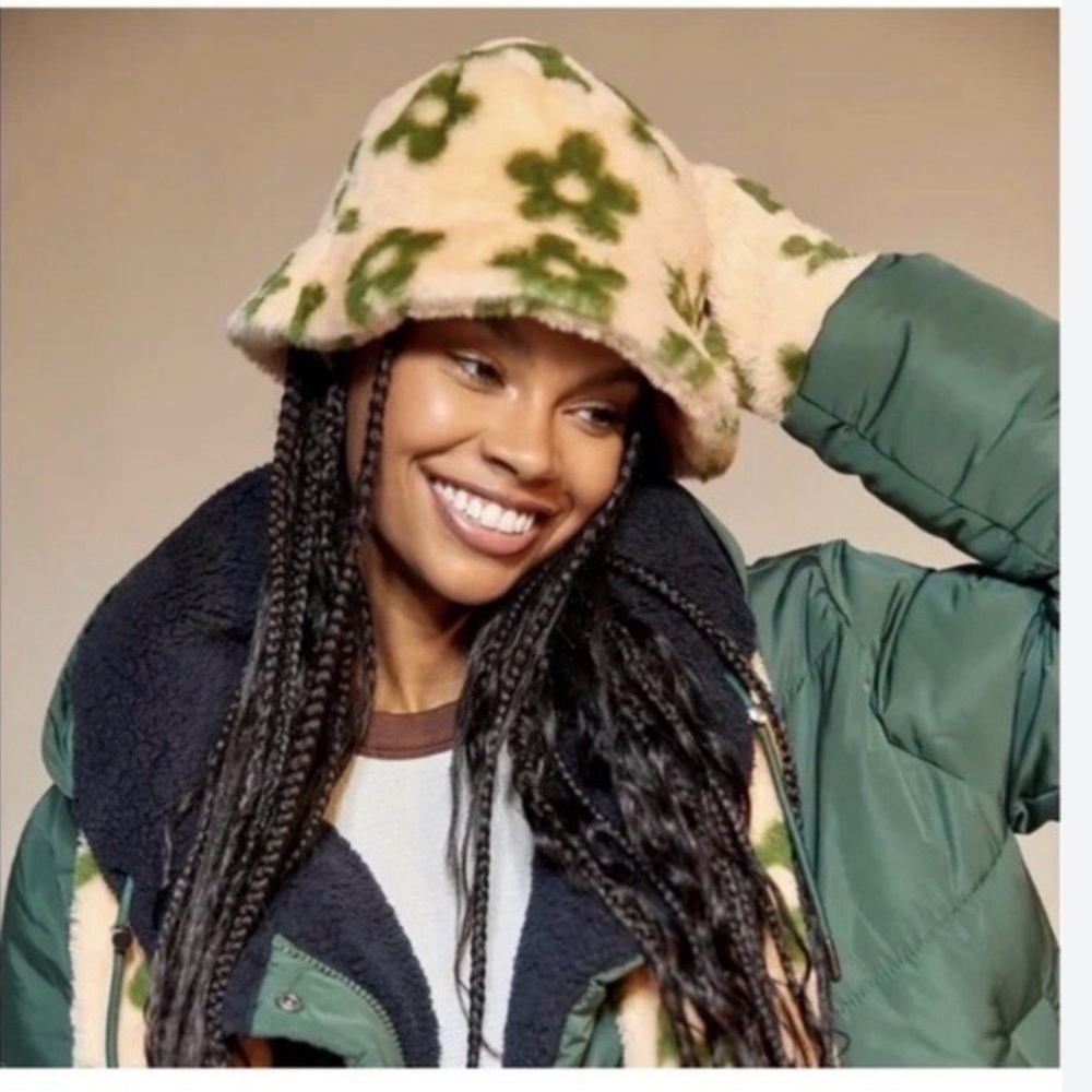 Urban Outfitters Roxxi Retro Daisy Chunky Thermal Faux Fur hat